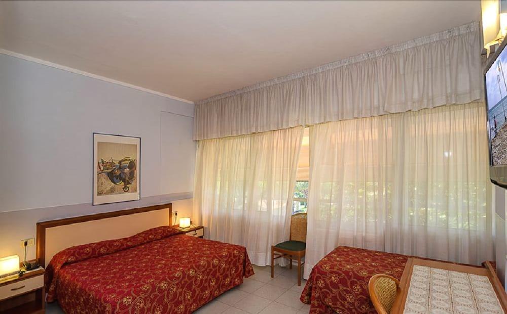 Hotel Le Ginestre Лидо-ди-Камайоре Экстерьер фото